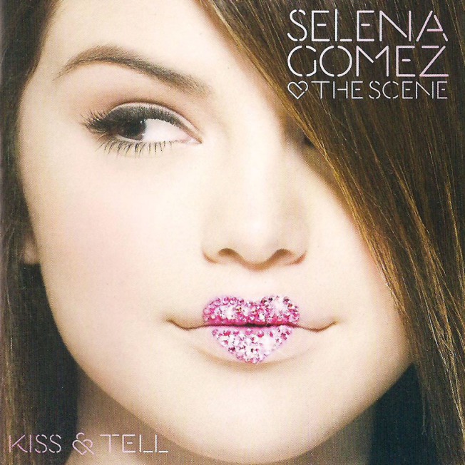 Selena_Gomez_y_The_Scene-Kiss_y_Tell-Frontal